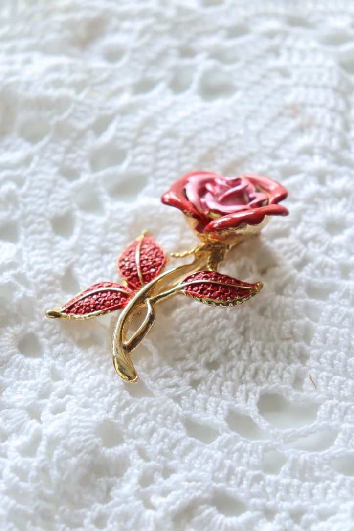 Broche rose vintage émaillée rouge et or la friperie vintage 25