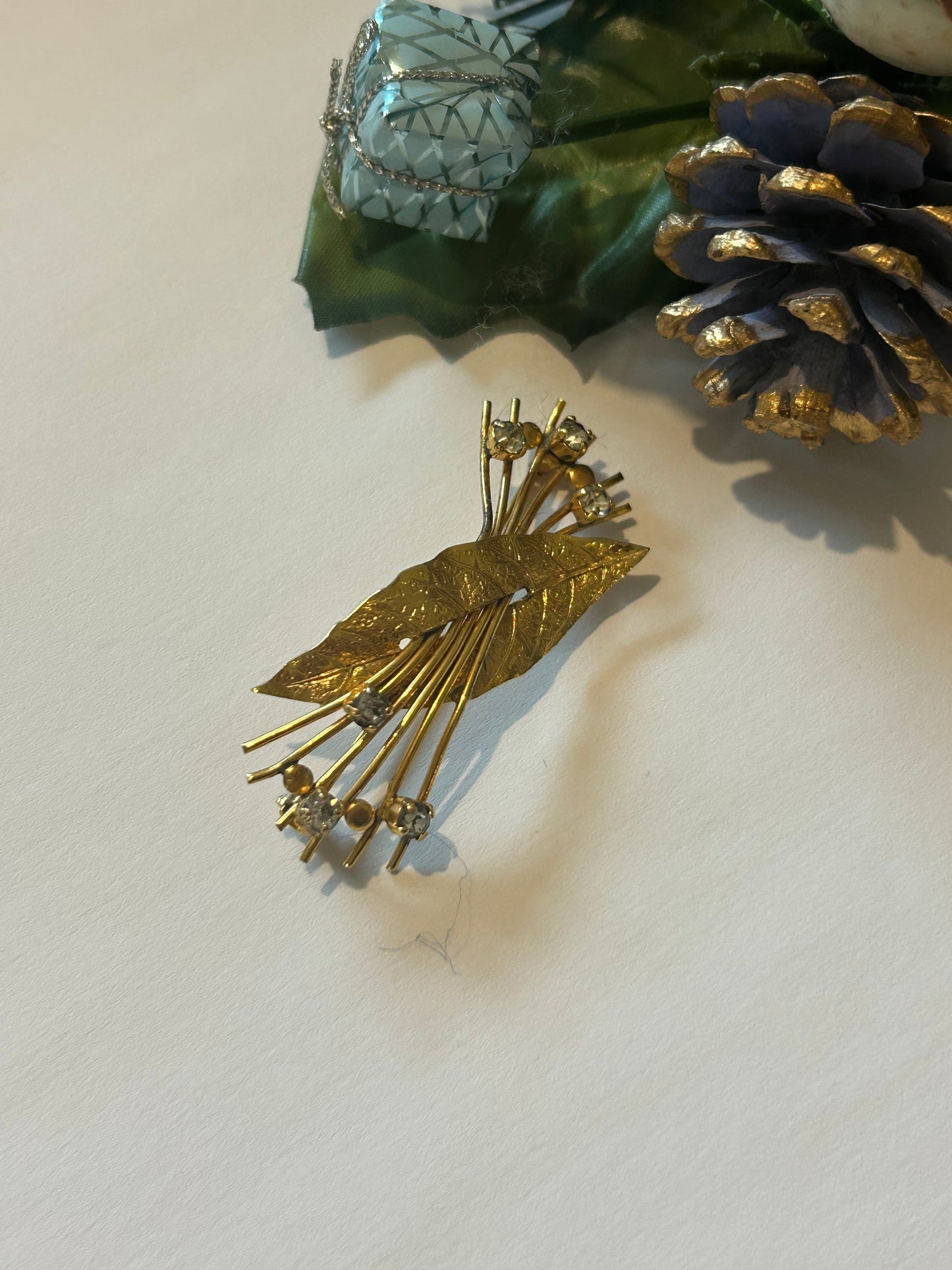 Broche vintage feuille et fleurs plaqué or la friperie vintage 25