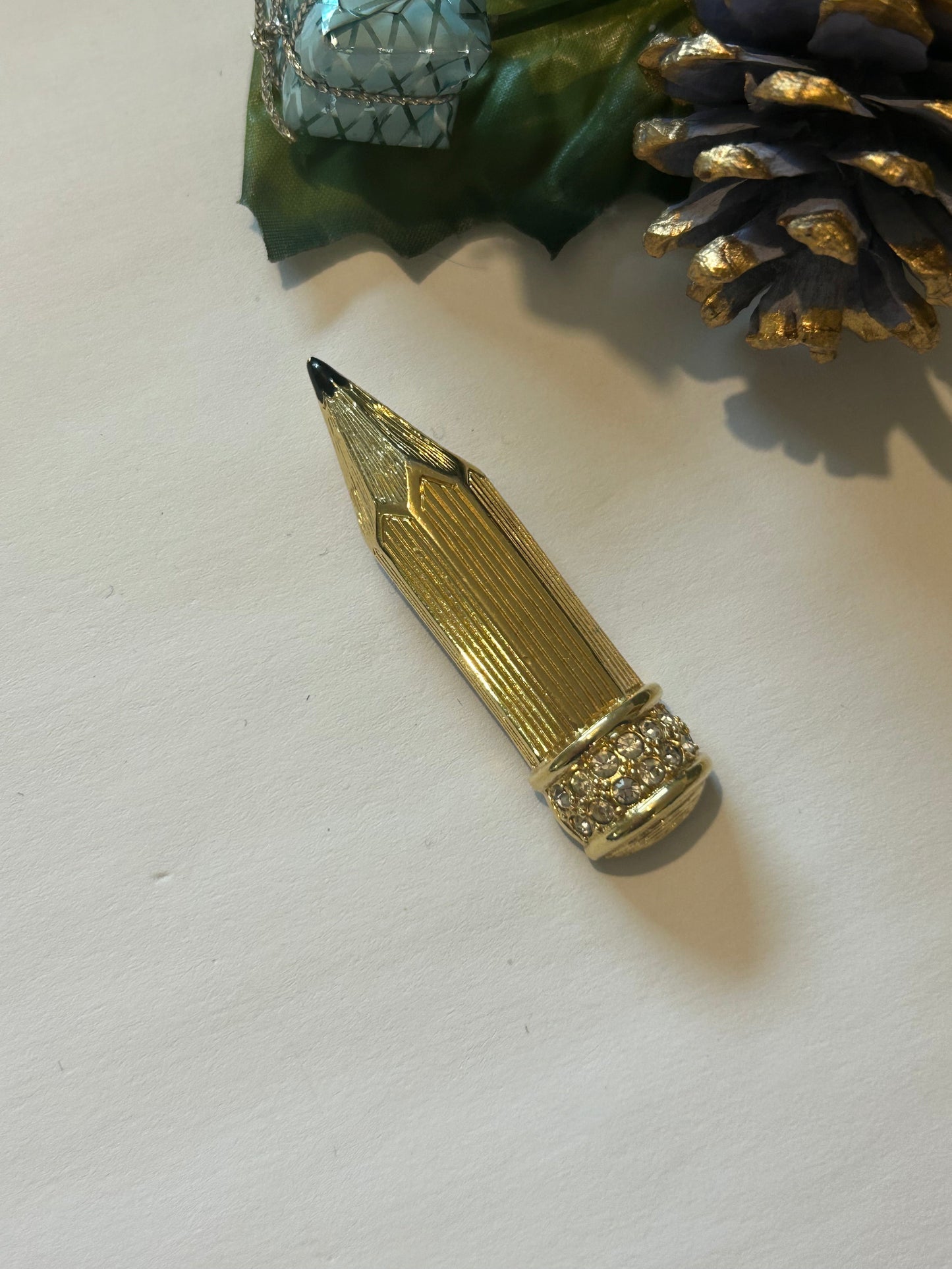 Broche Swarovski vintage crayon doré strass – Années 90 la friperie vintage 25