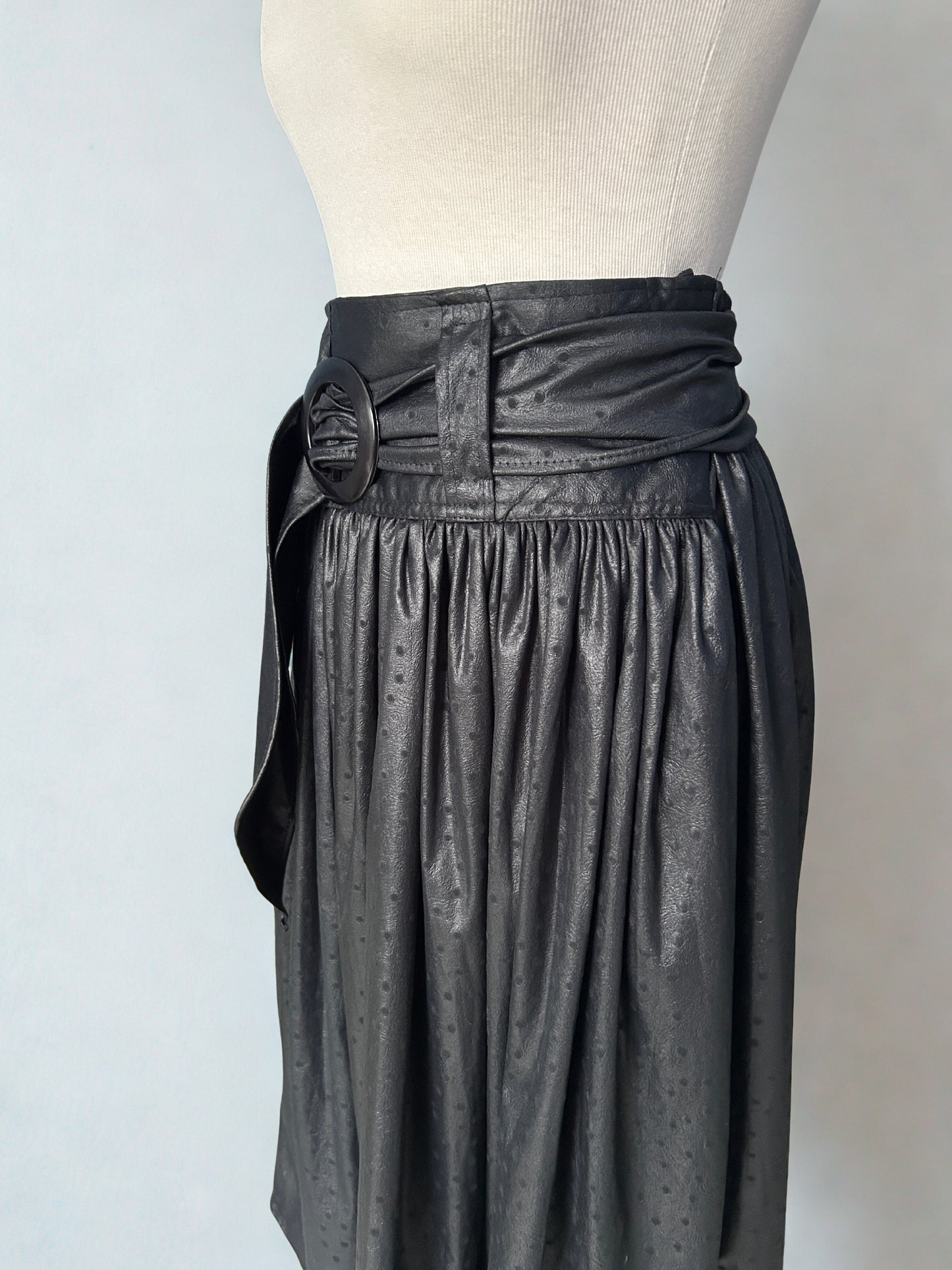 Jupe midi vintage noire en imitation cuir – taille haute