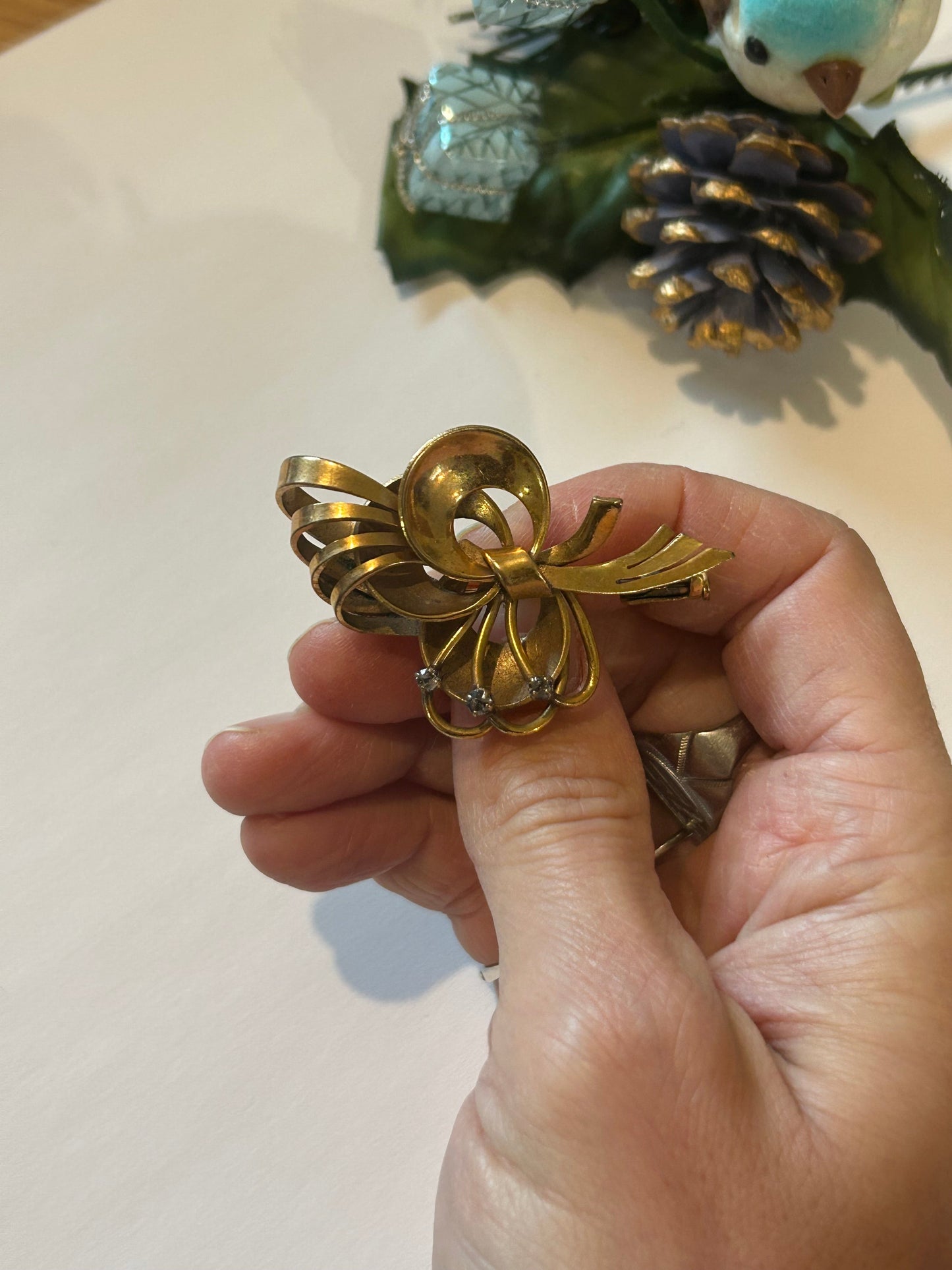 Broche vintage noeud doré graphique la friperie vintage 25