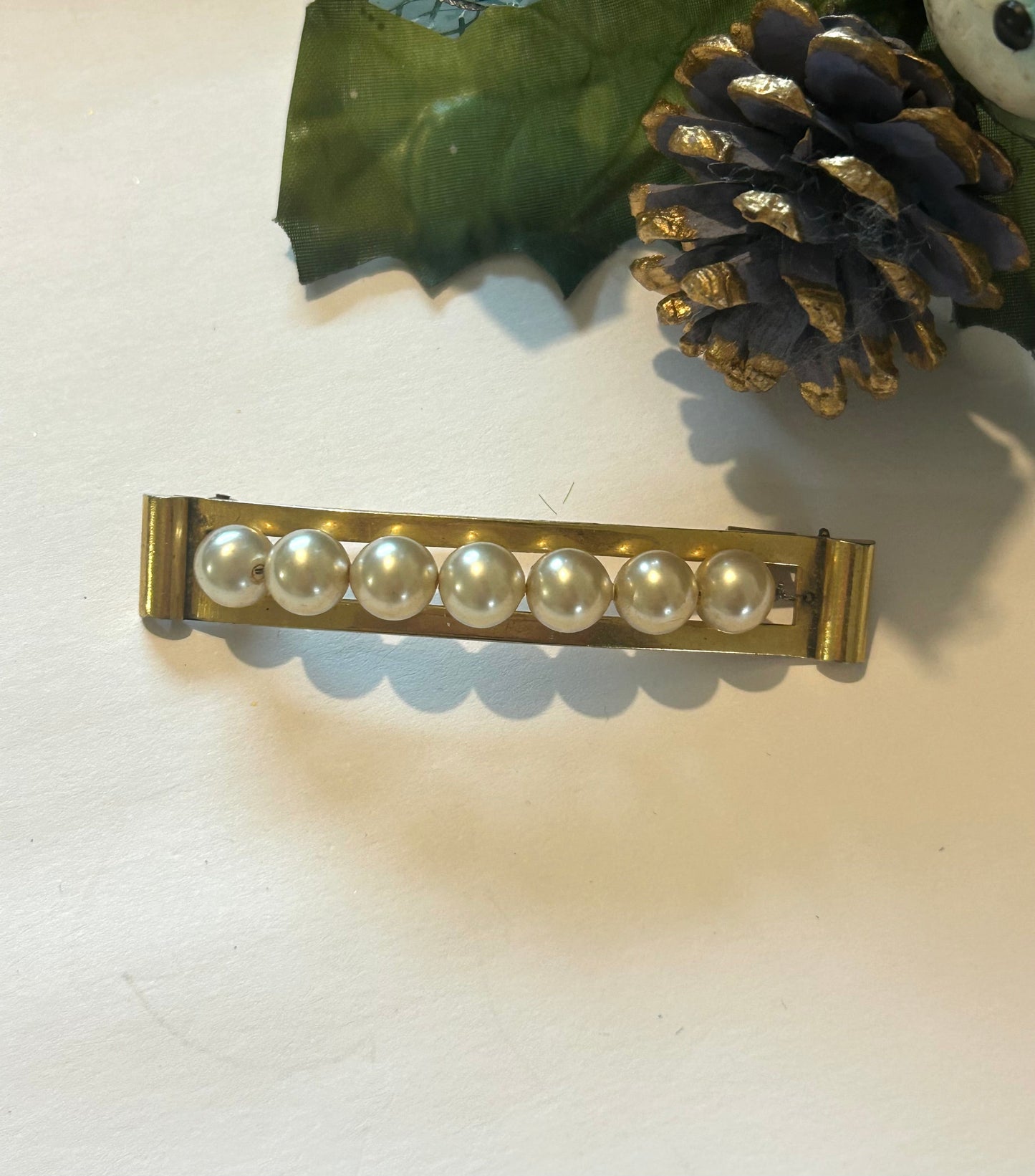 Broche vintage perles nacrées metal doré années 60 la friperie vintage 25