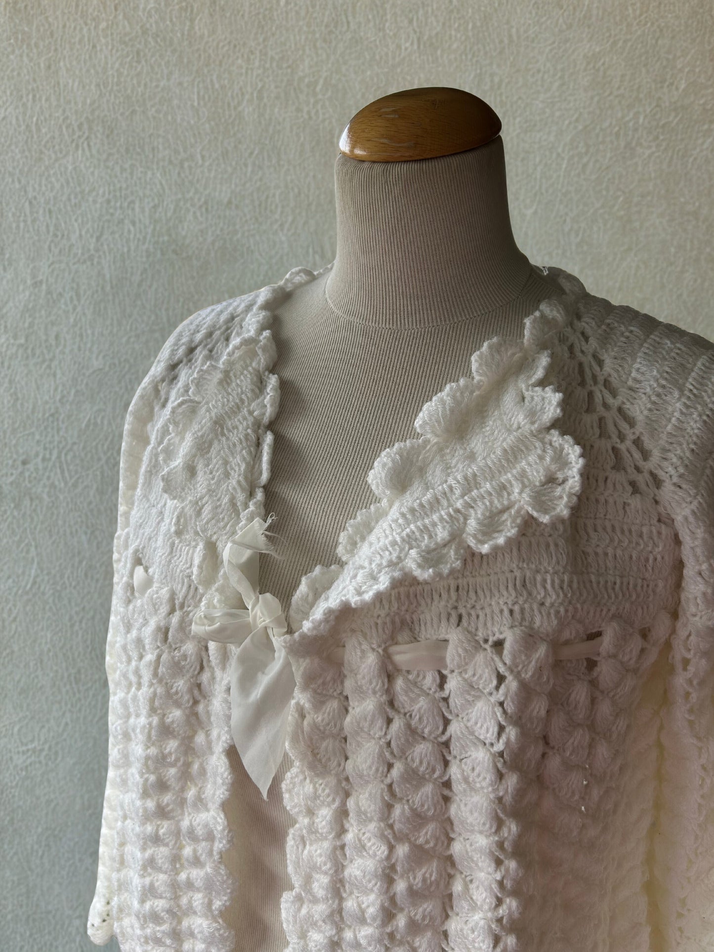 Gilet vintage blanc crochet fait main la friperie vintage 25
