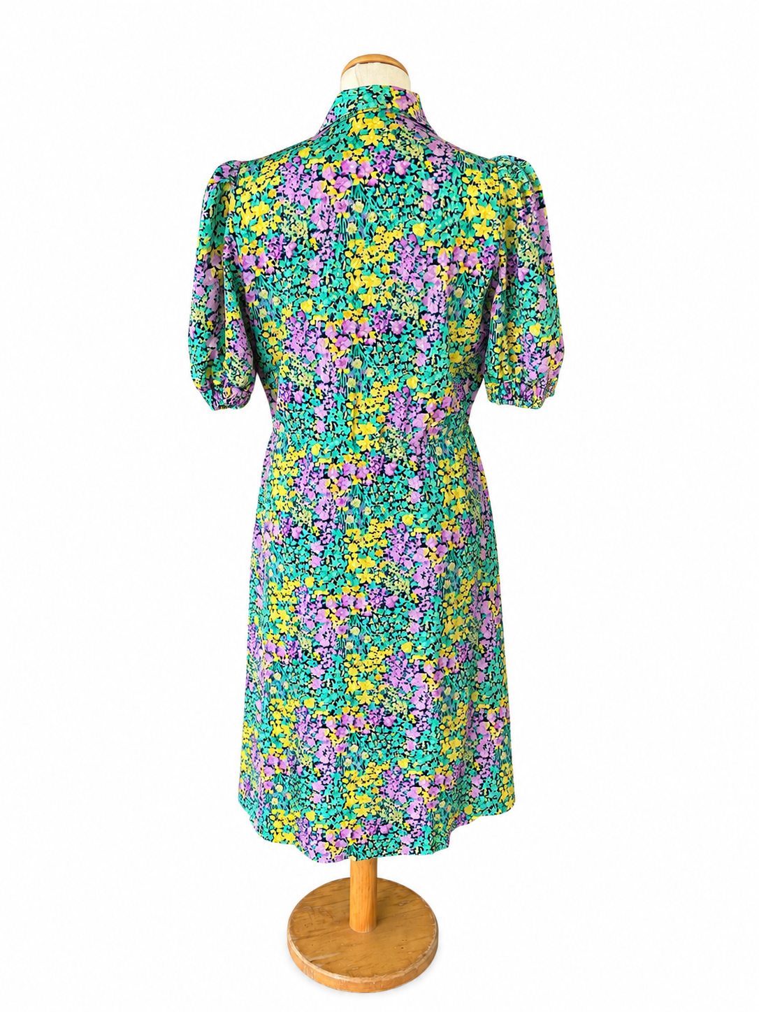 Robe vintage motifs fleuris manches courtes