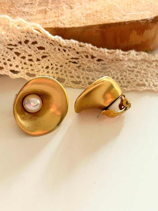 Boucles d'oreille clips vintage fleur métal doré et perle nacrée