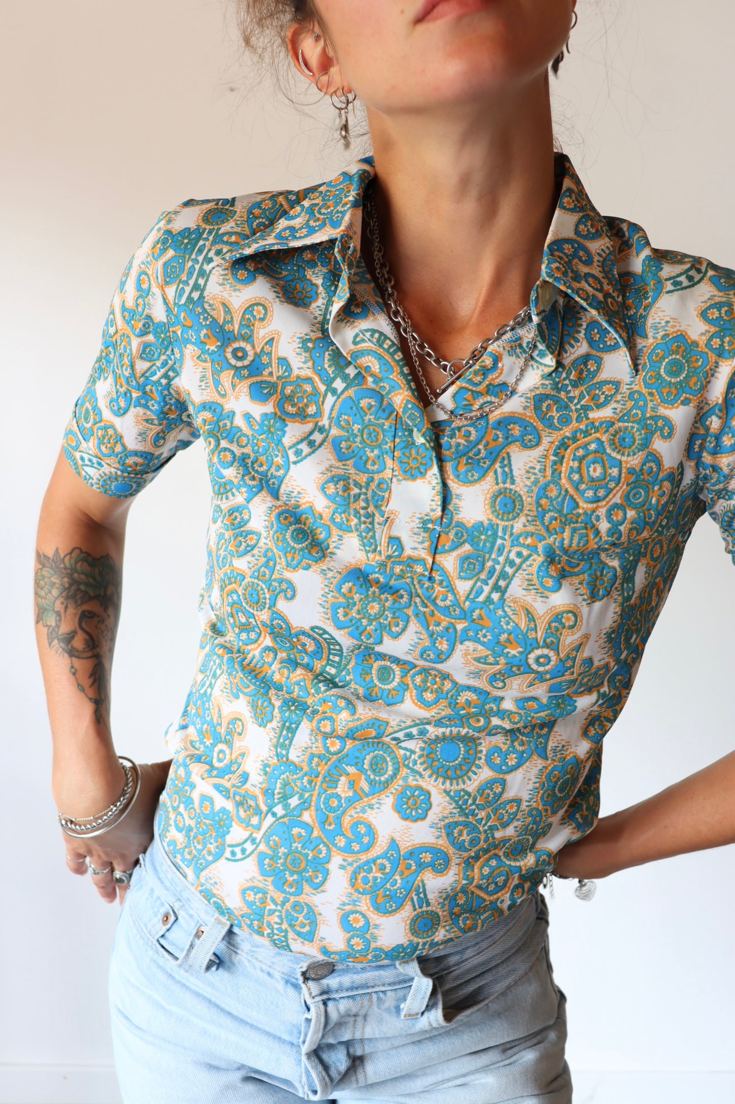 T-shirt vintage 70's motifs bleu la friperie vintage 25