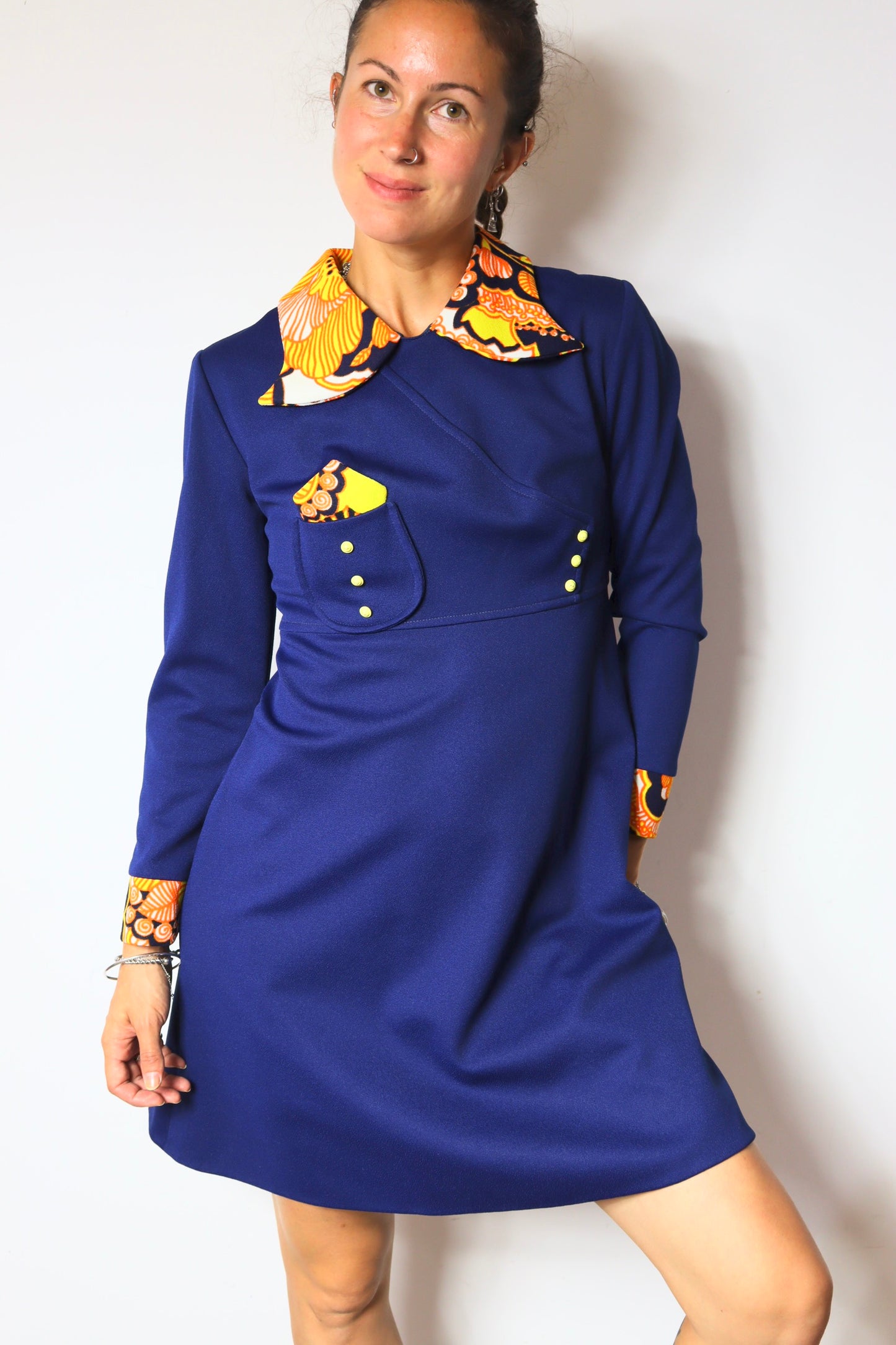 Robe vintage années 70 bleu roi col motifs