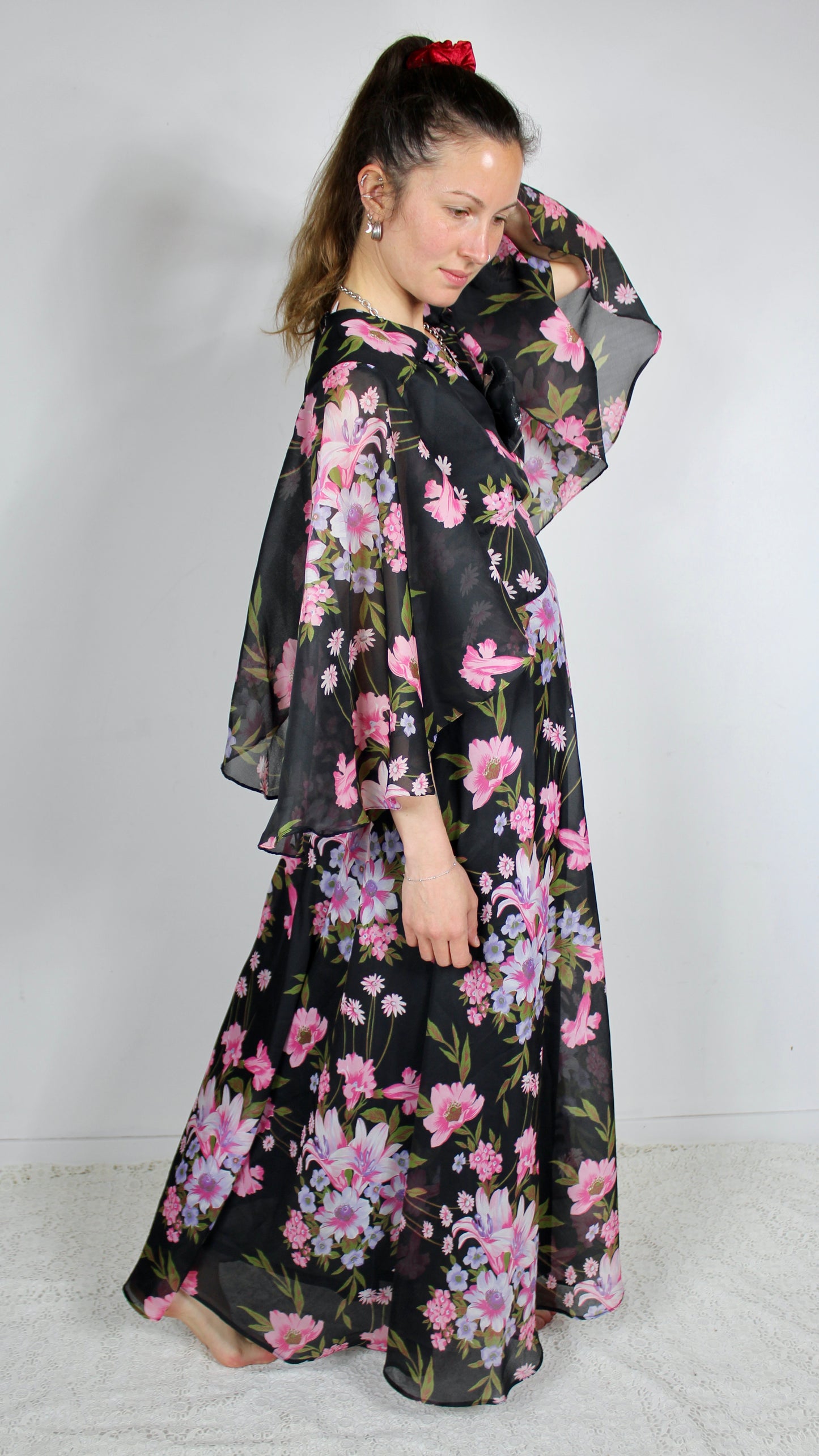 Robe longue vintage bohème ample noire à fleurs rose