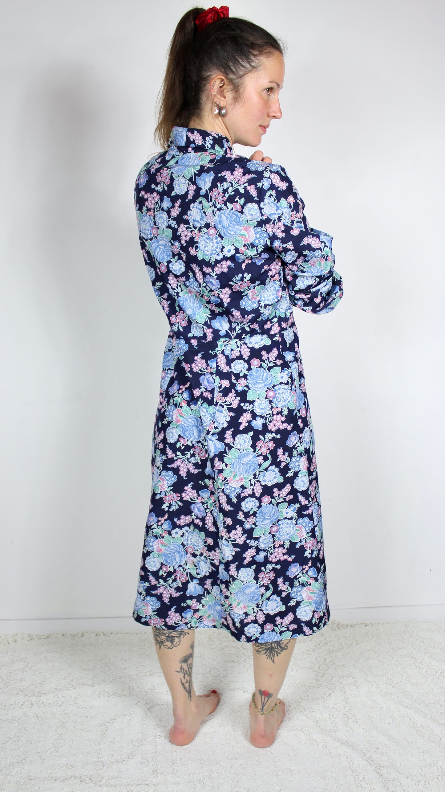 Robe vintage manches longues bleu marine motifs fleuris