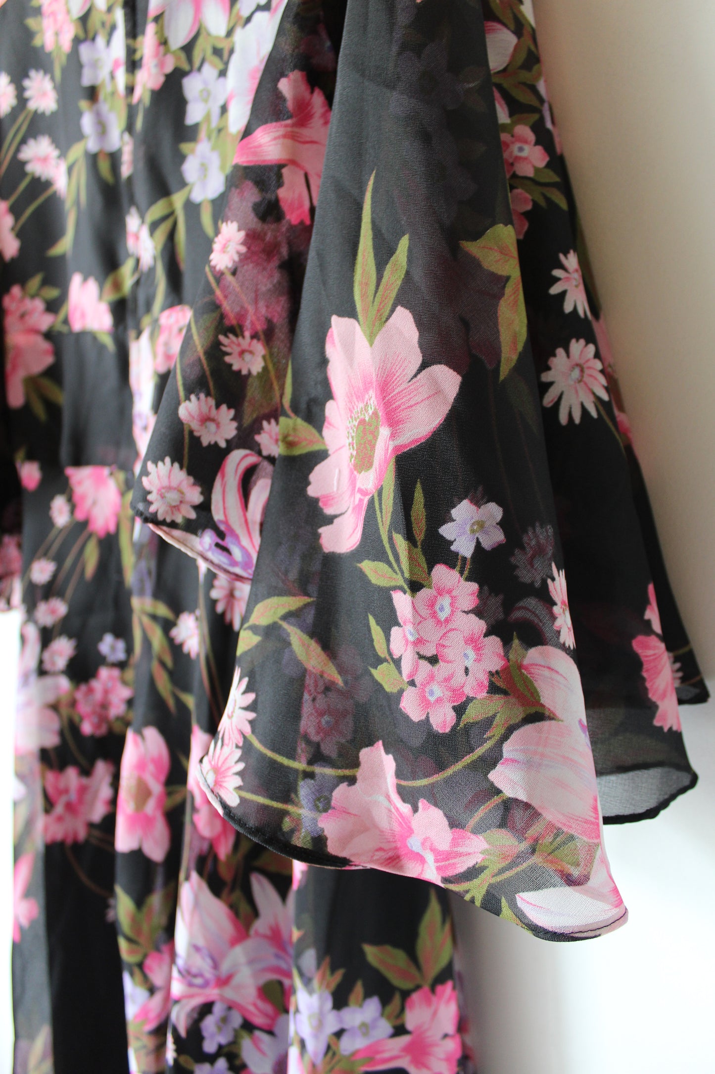 Robe longue vintage bohème ample noire à fleurs rose