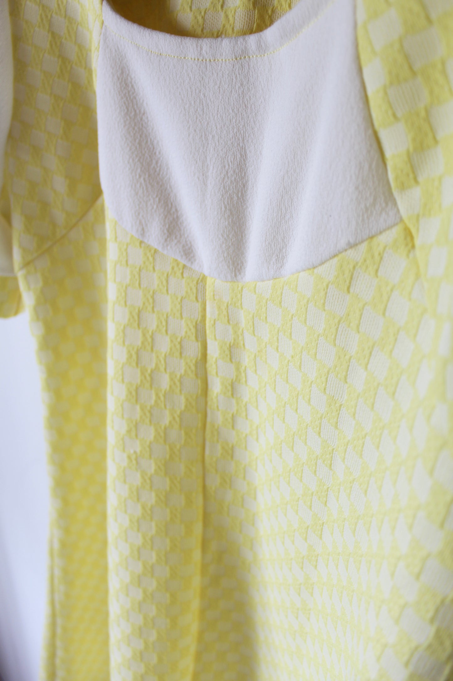 Robe vintage courte jaune pâle manches bouffantes
