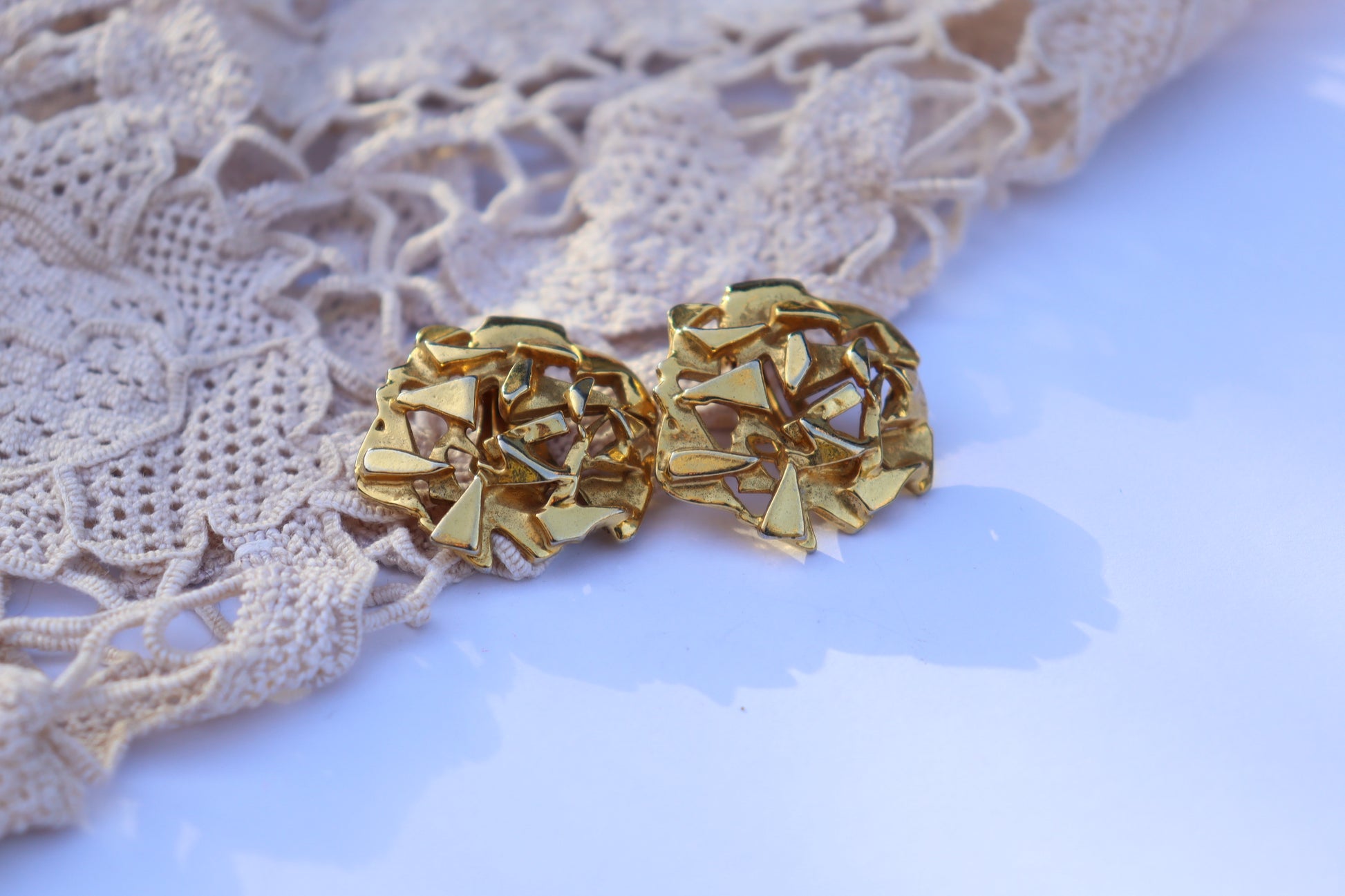 Boucles d'oreille vintage à clips dorée créateur la friperie vintage 25