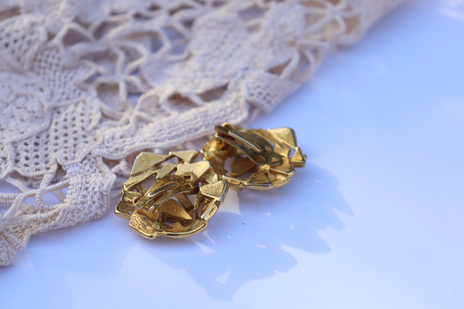 Boucles d'oreille vintage à clips dorée créateur la friperie vintage 25