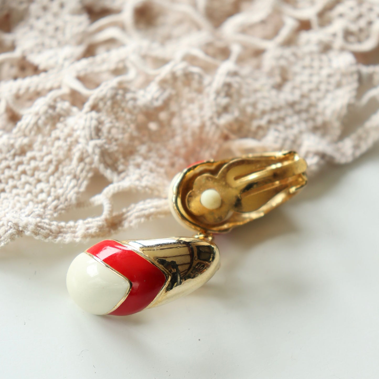 Boucles d'oreille à clips vintage pétale émaillée rouge blanc la friperie vintage 25