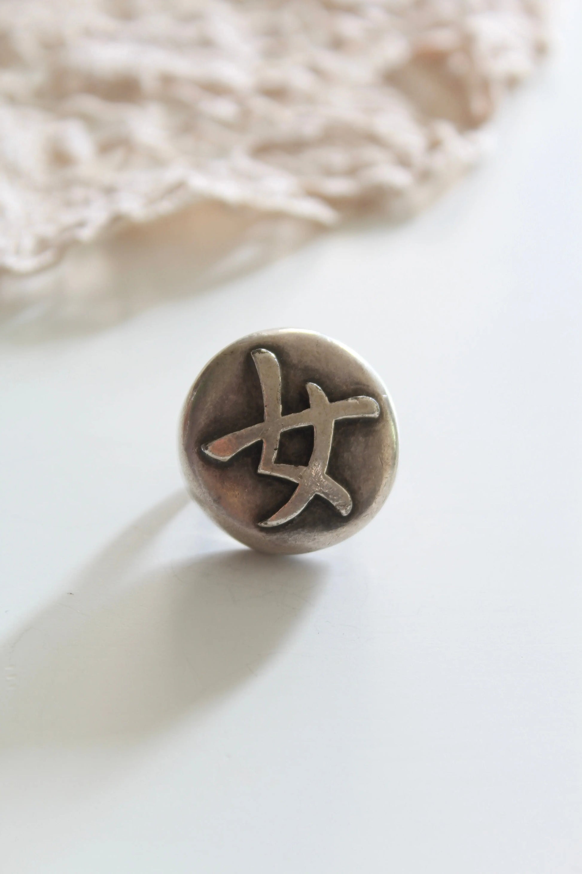 Bague argenté symbole asiatique vintage la friperie vintage 25