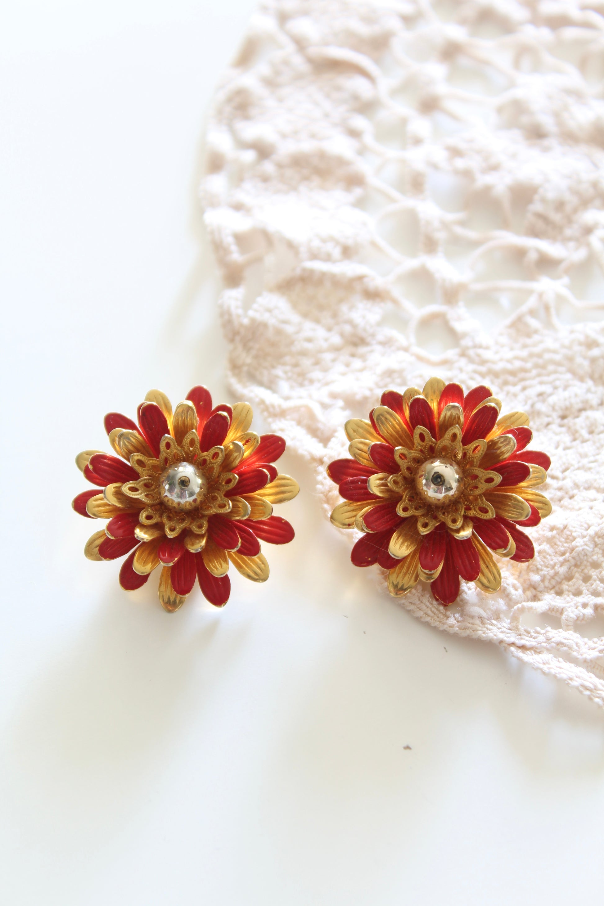 Boucles d'oreille à clips vintage fleur rouge et or la friperie vintage 25