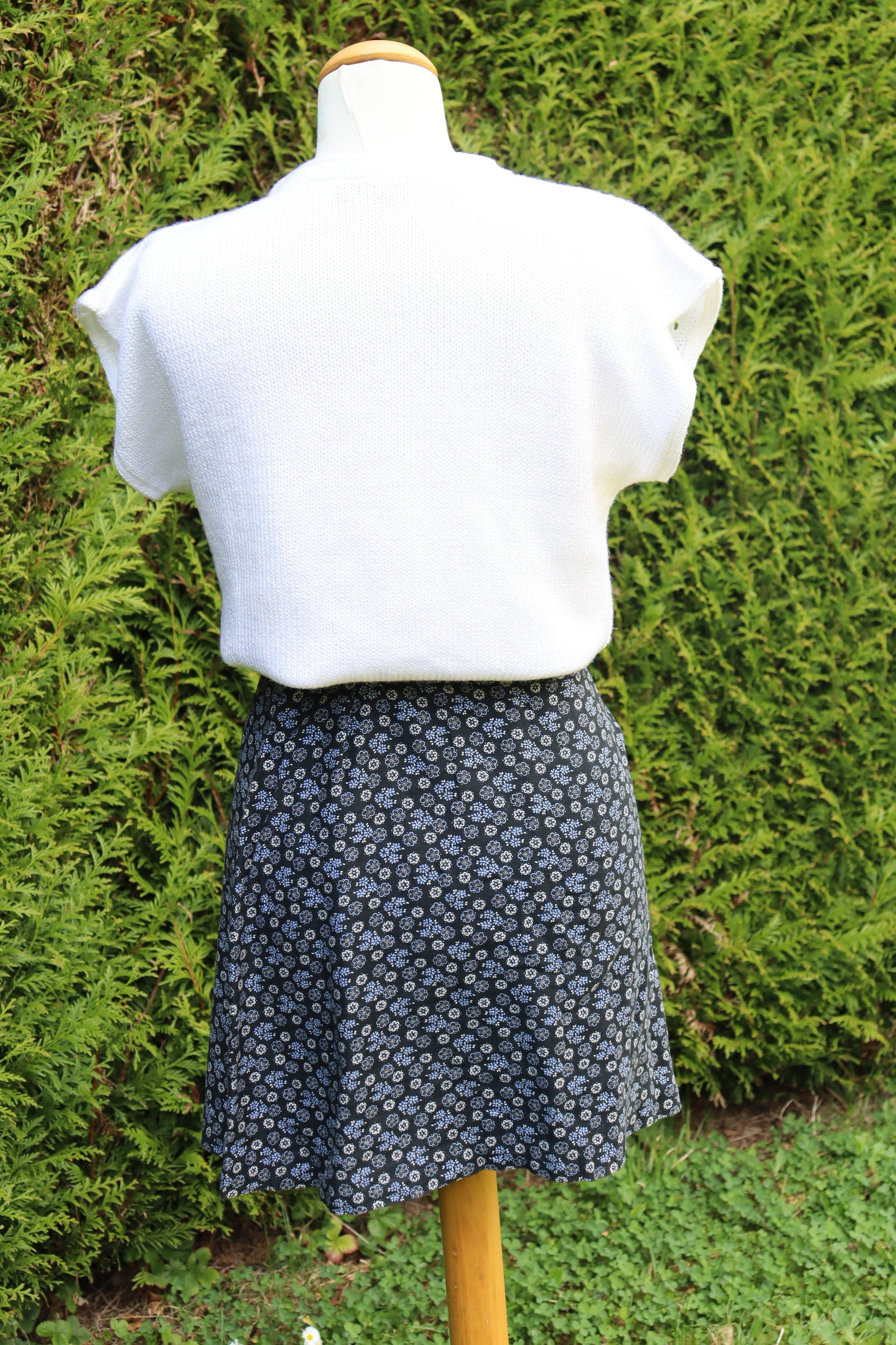 Mini jupe vintage noire motifs fleuri la friperie vintage 25
