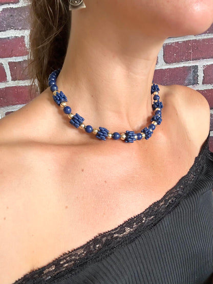 Collier vintage plastique bleu marine et or la friperie vintage 25