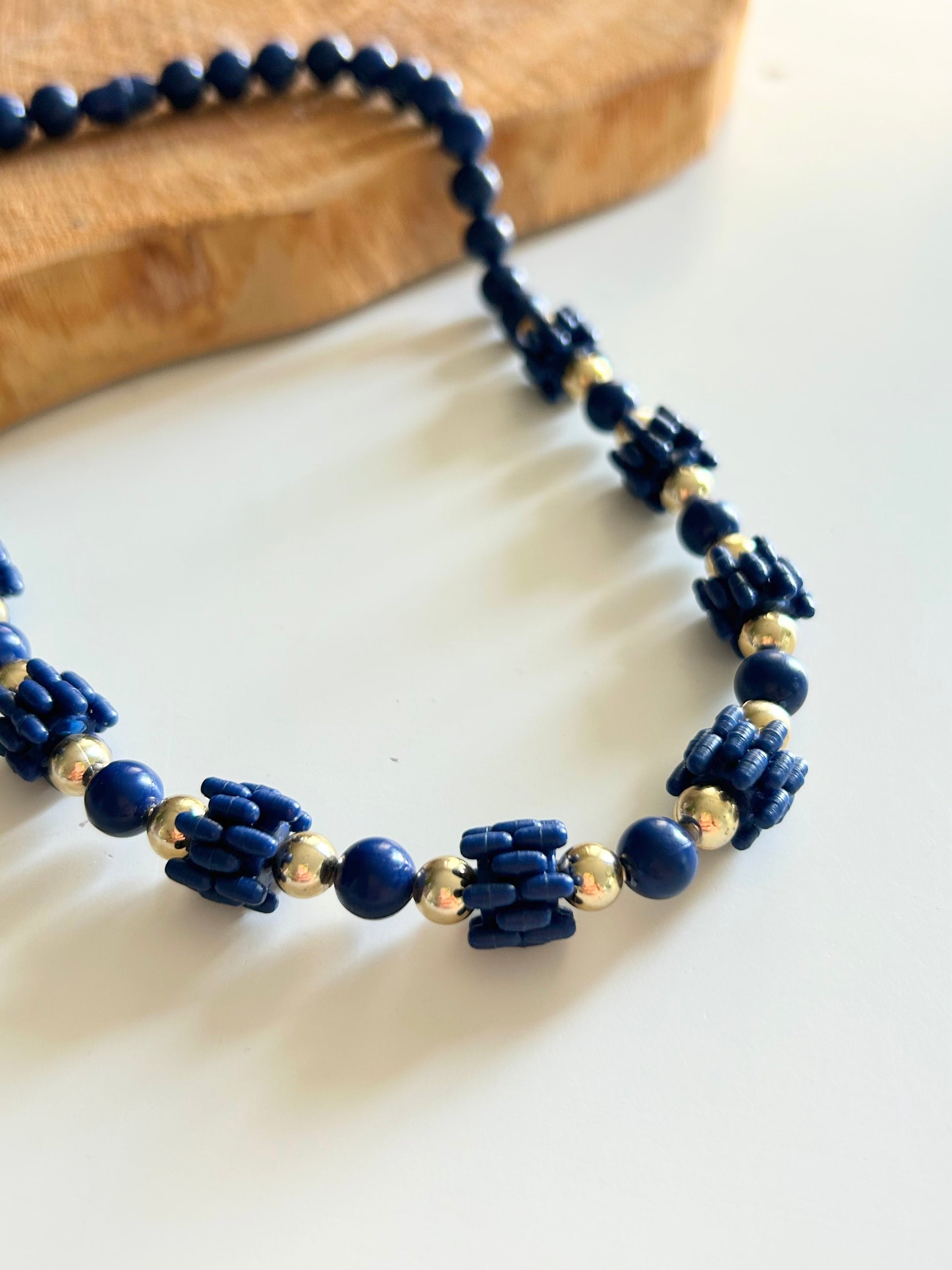 Collier vintage plastique bleu marine et or la friperie vintage 25