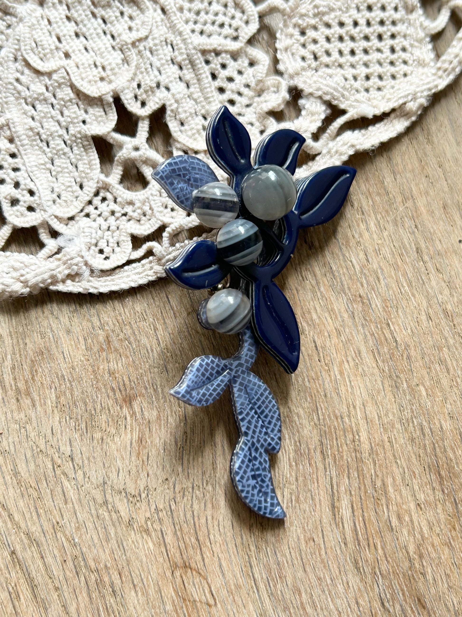 Broche vintage créateur français Léa Stein branche et baies bleues la friperie vintage 25