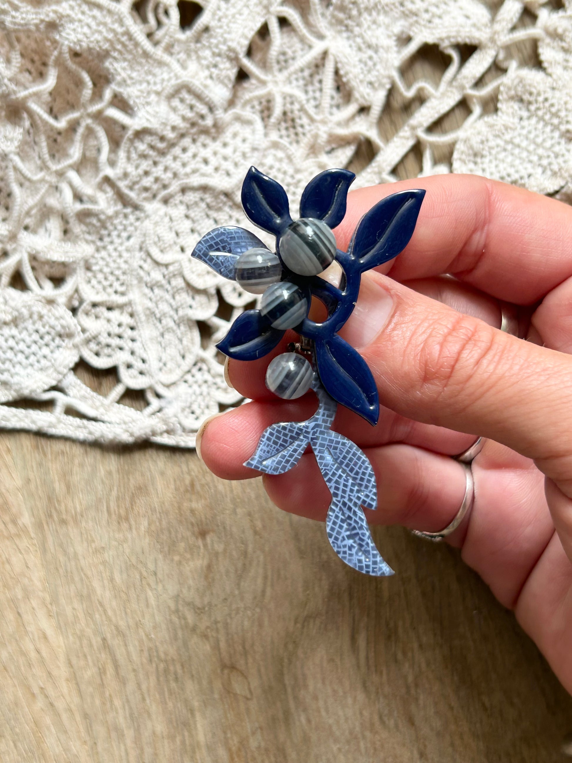 Broche vintage créateur français Léa Stein branche et baies bleues la friperie vintage 25