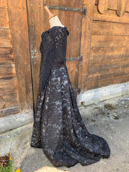 Robe longue en dentelle noire de cérémonie gothique fait main