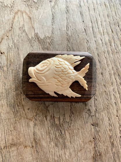 Broche ancienne bois et corne poisson blanc