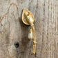 Broche vintage feuille en métal doré et perle nacrée
