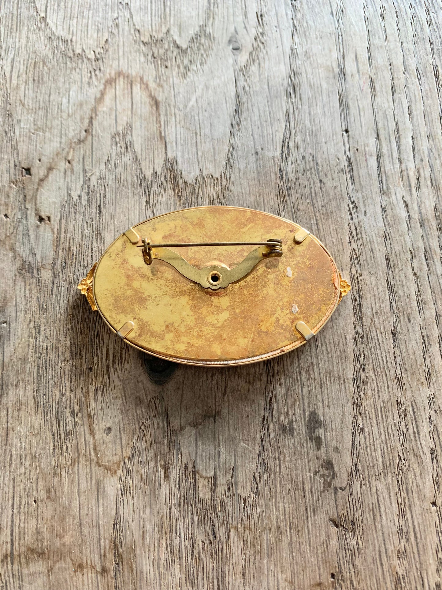 Broche vintage ovale métal doré et toile orangé
