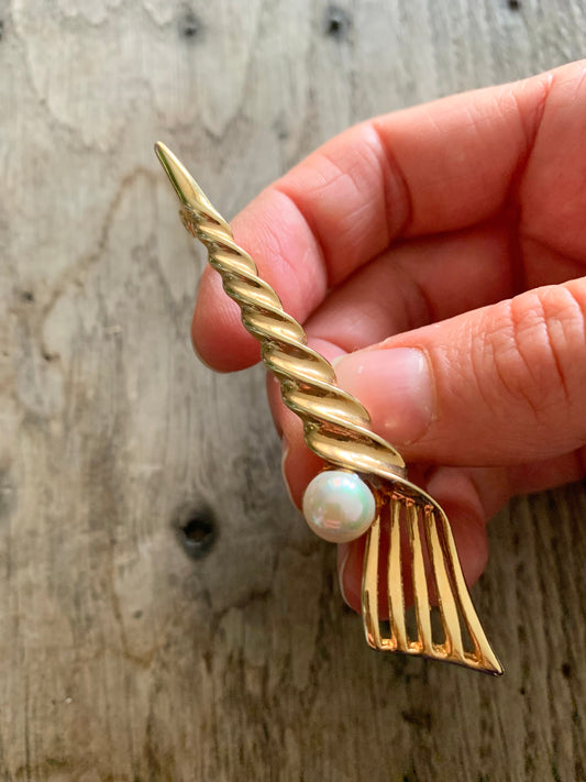 Broche vintage torsade métal doré ornée de perle nacrée