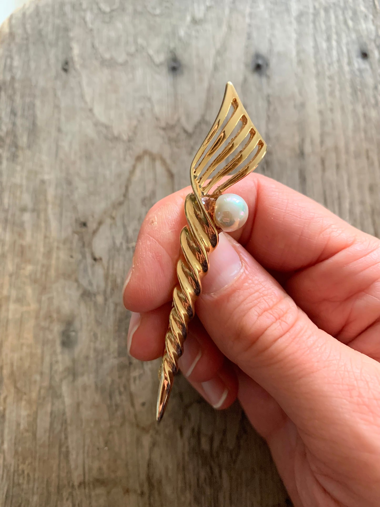 Broche vintage torsade métal doré ornée de perle nacrée