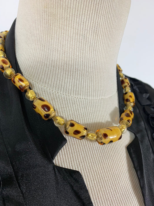 Collier vintage en perles de verre jaune or et léopéard