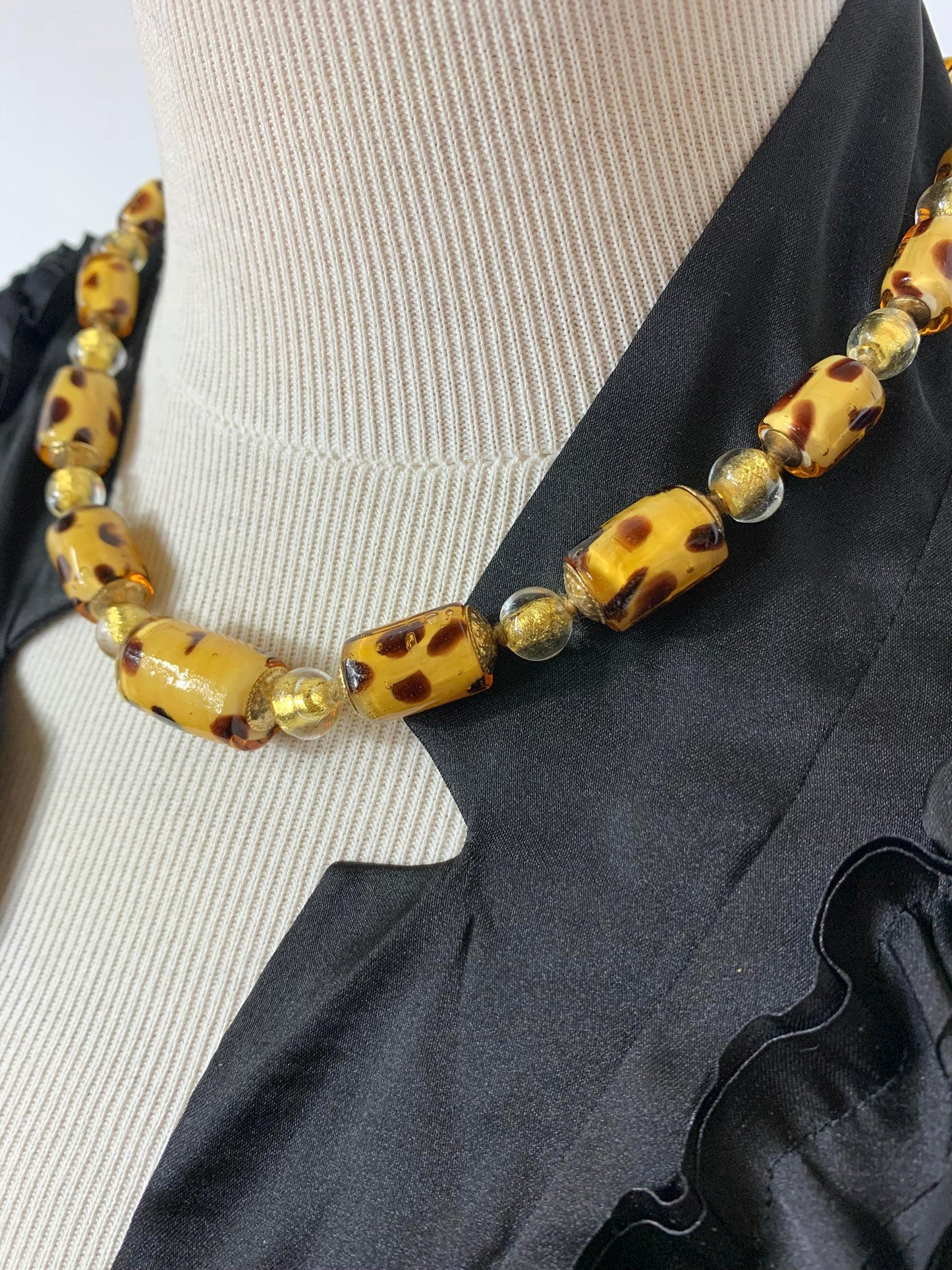 Collier vintage en perles de verre jaune or et léopéard