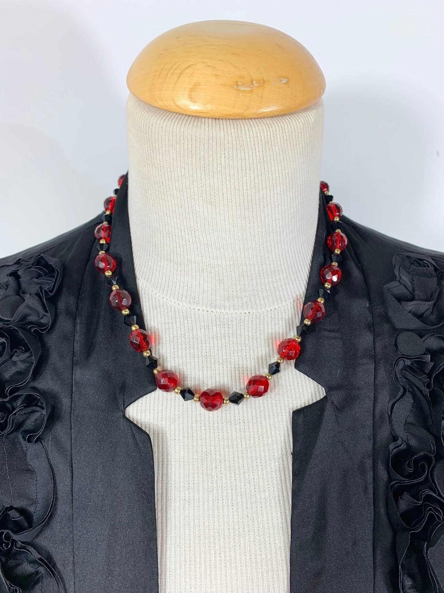 Collier vintage ancien perles en verre rouge et noir à facettes