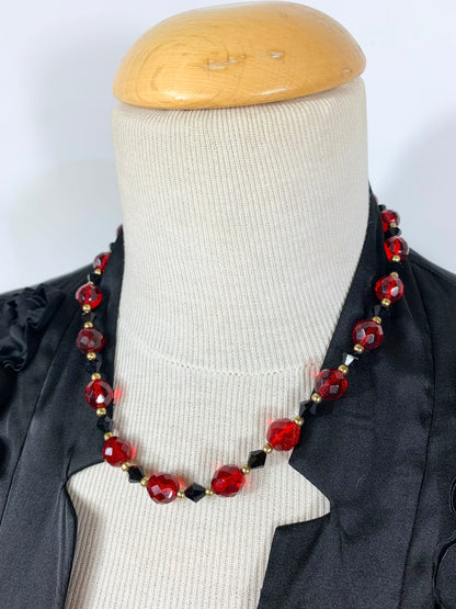 Collier vintage ancien perles en verre rouge et noir à facettes la friperie vintage 25