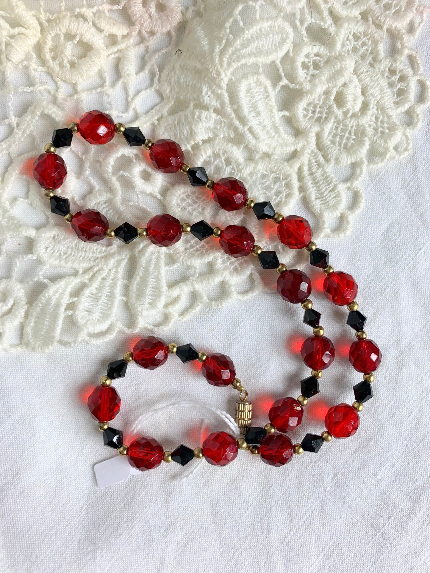 Collier vintage ancien perles en verre rouge et noir à facettes