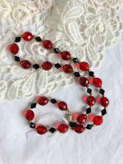 Collier vintage ancien perles en verre rouge et noir à facettes la friperie vintage 25