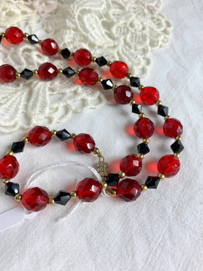 Collier vintage ancien perles en verre rouge et noir à facettes la friperie vintage 25