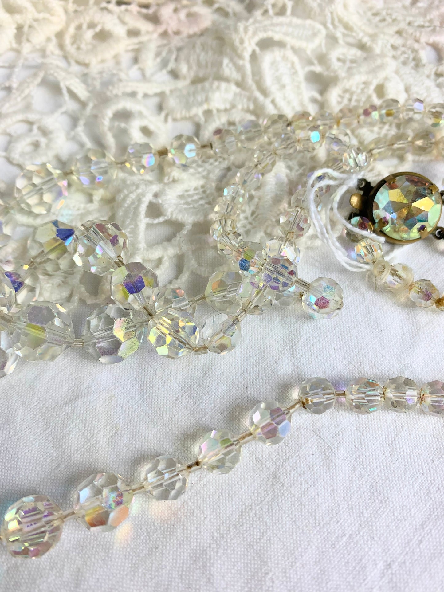 Collier vintage deux rangs perles en verre transparentes à reflets et facettes