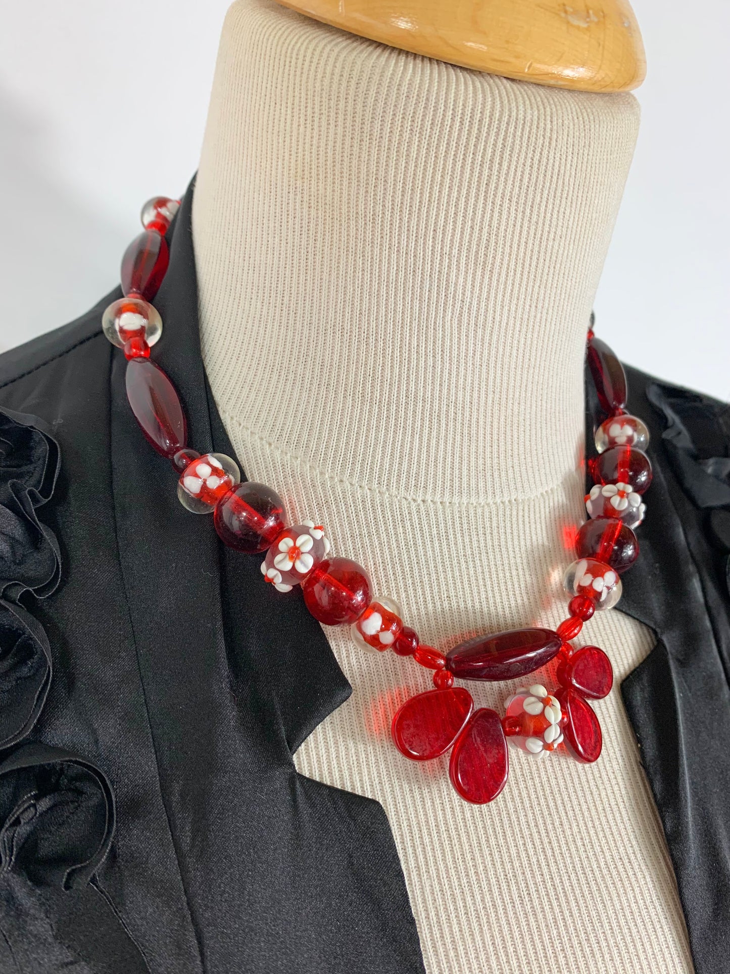 Collier vintage perles rouge en verre à fleurs