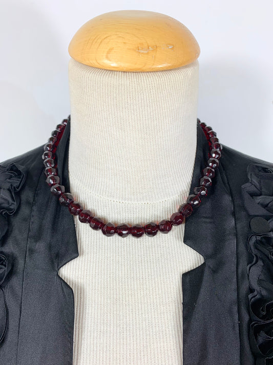 Collier vintage perles en verre rouge à facettes