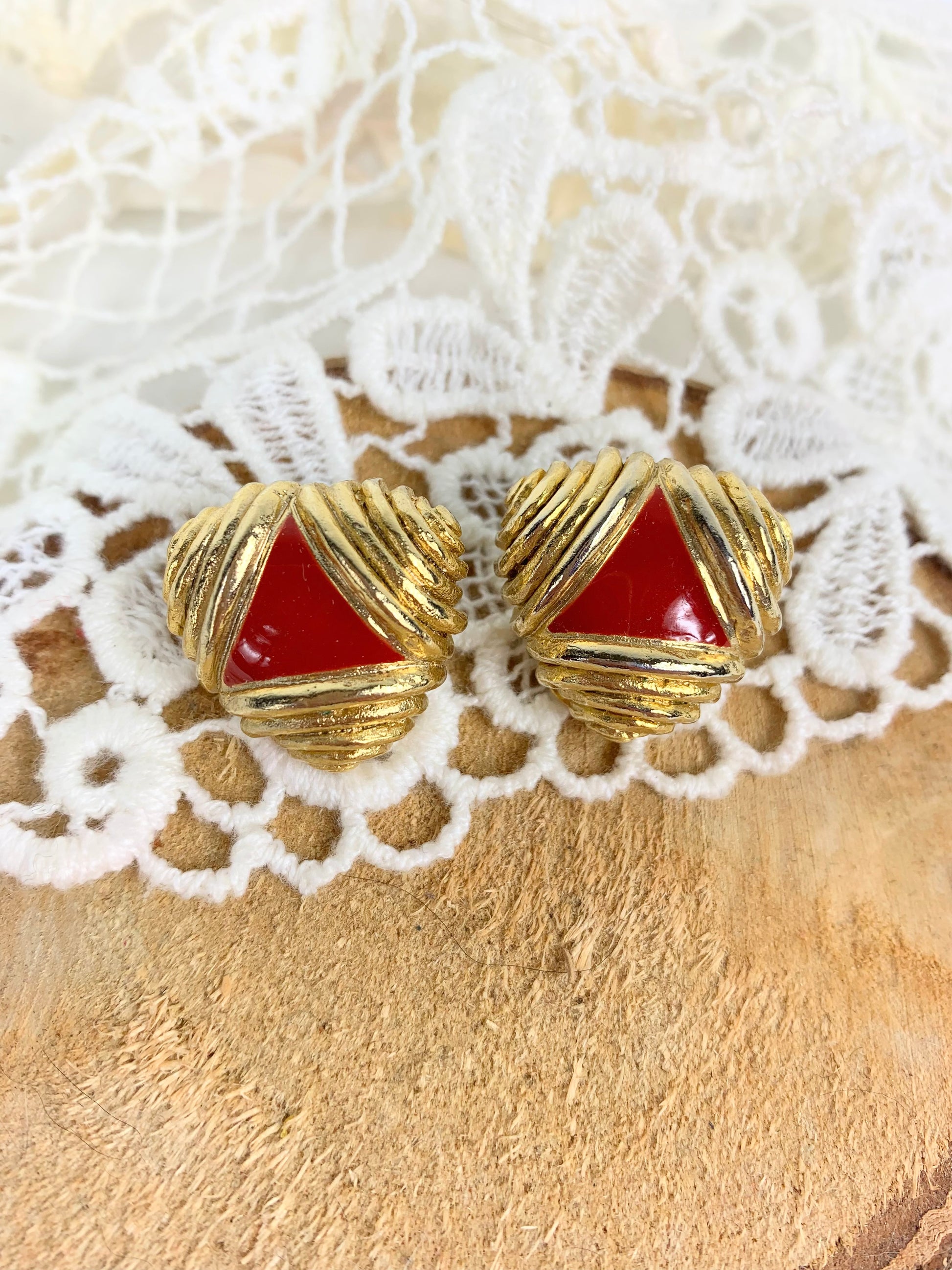 Boucles d'oreilles vintage clips triangle bombé or et rouge émaillé la friperie vintage 25