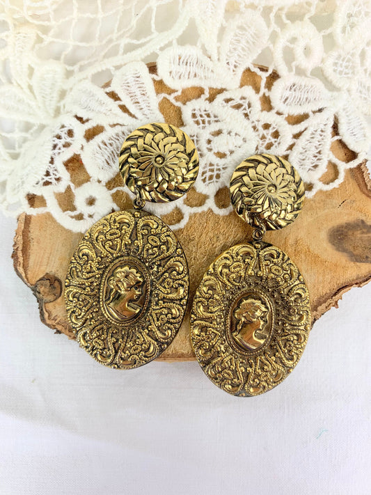 Boucles d'oreilles clips vintage camée stylisé métal doré