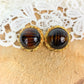 Boucles d'oreilles clips vintage cabochon brun en verre cerclé de doré