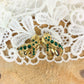 Boucles d'oreilles clips vintage ruban métal doré orné strass vert