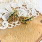 Boucles d'oreilles clips vintage ruban métal doré orné strass vert