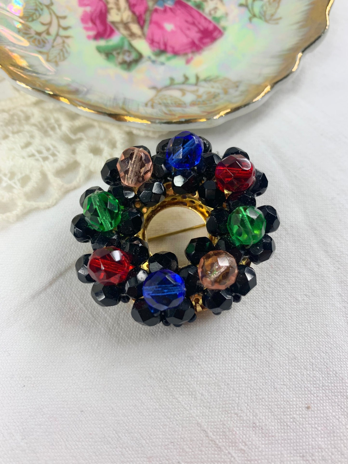 Broche vintage ronde à perles noires et colorées à facettes