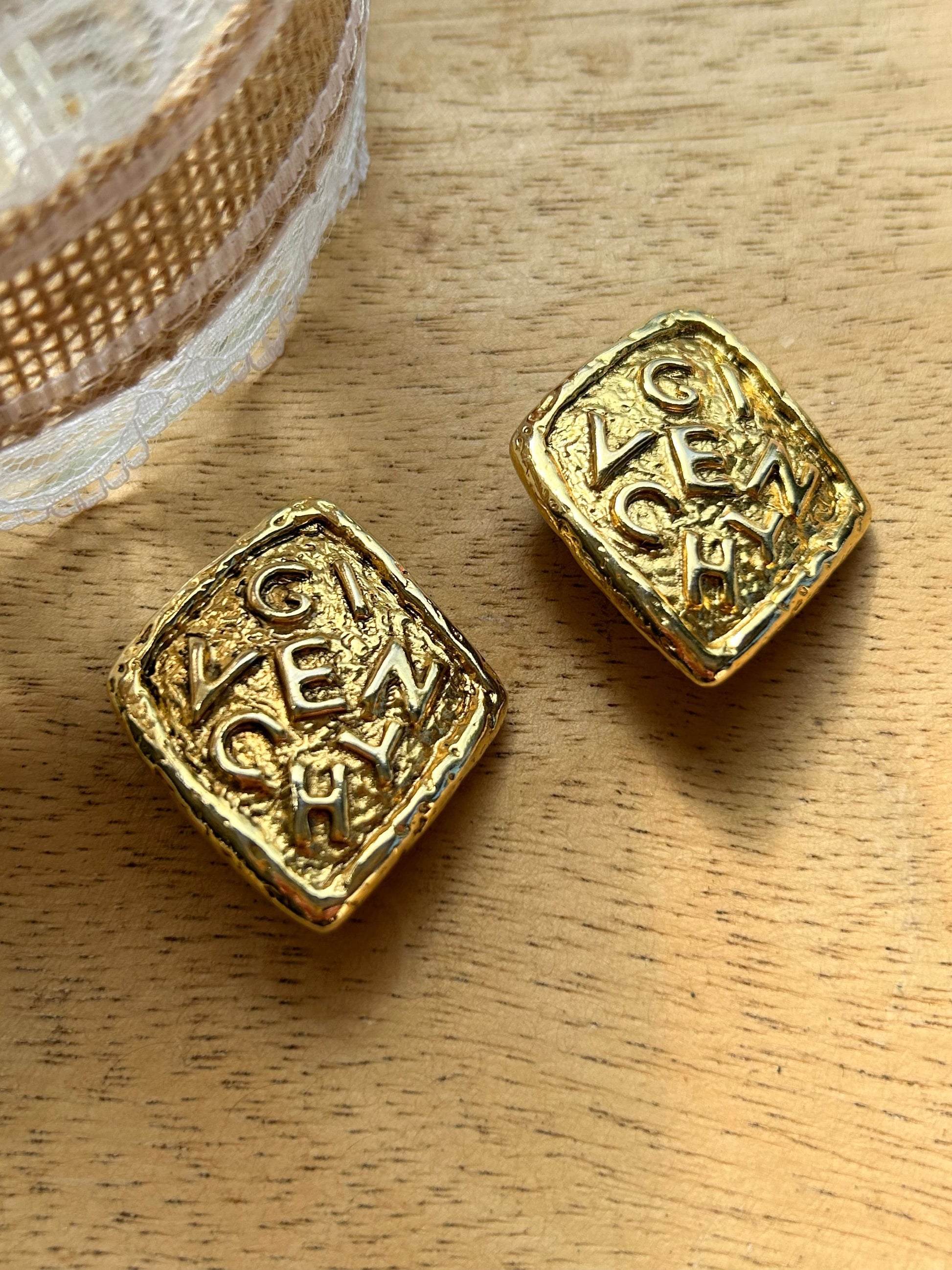 Boucles d'oreille clips vintage Givenchy la friperie vintage 25