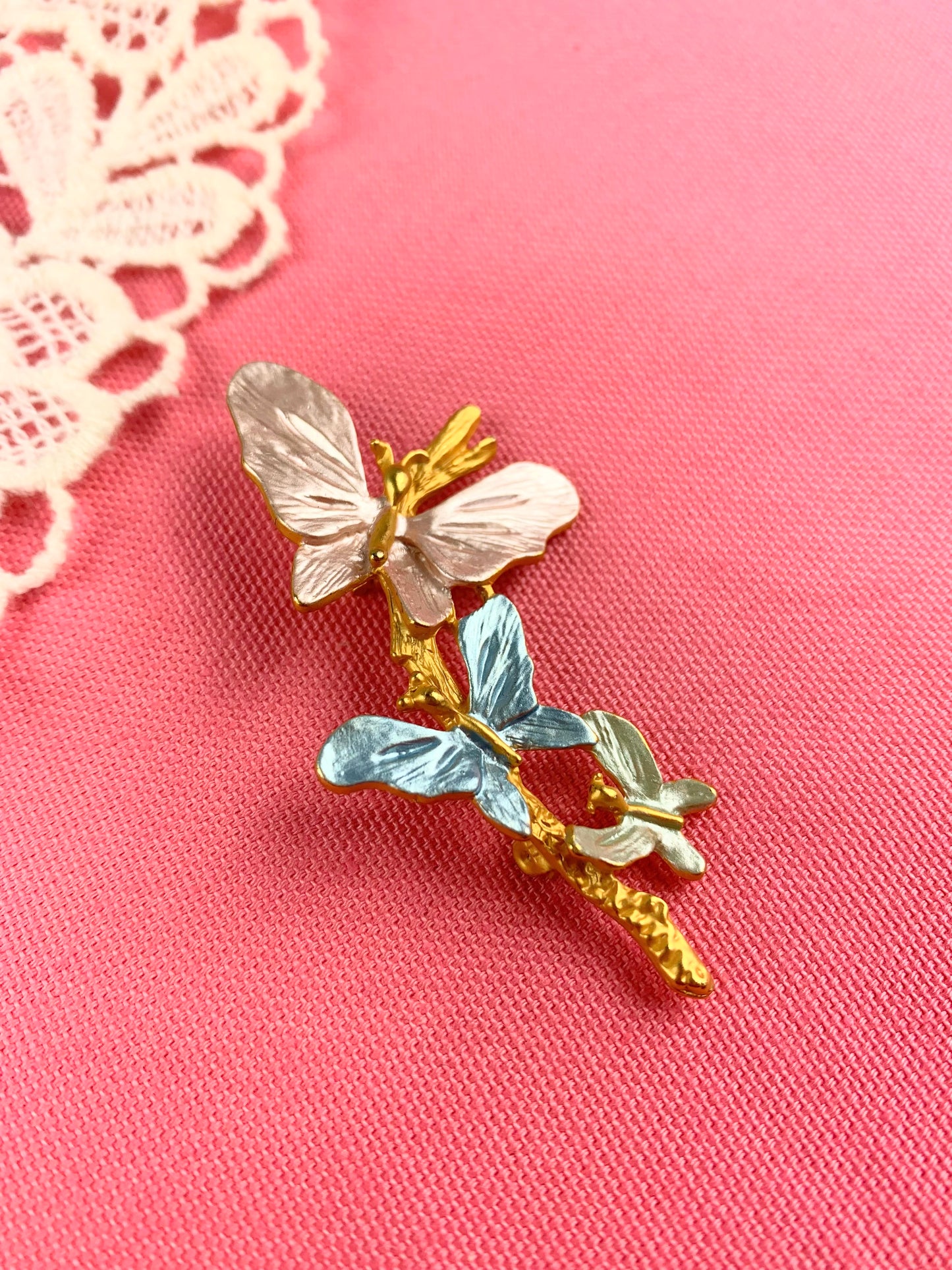 Broche papillons sur branche métal doré