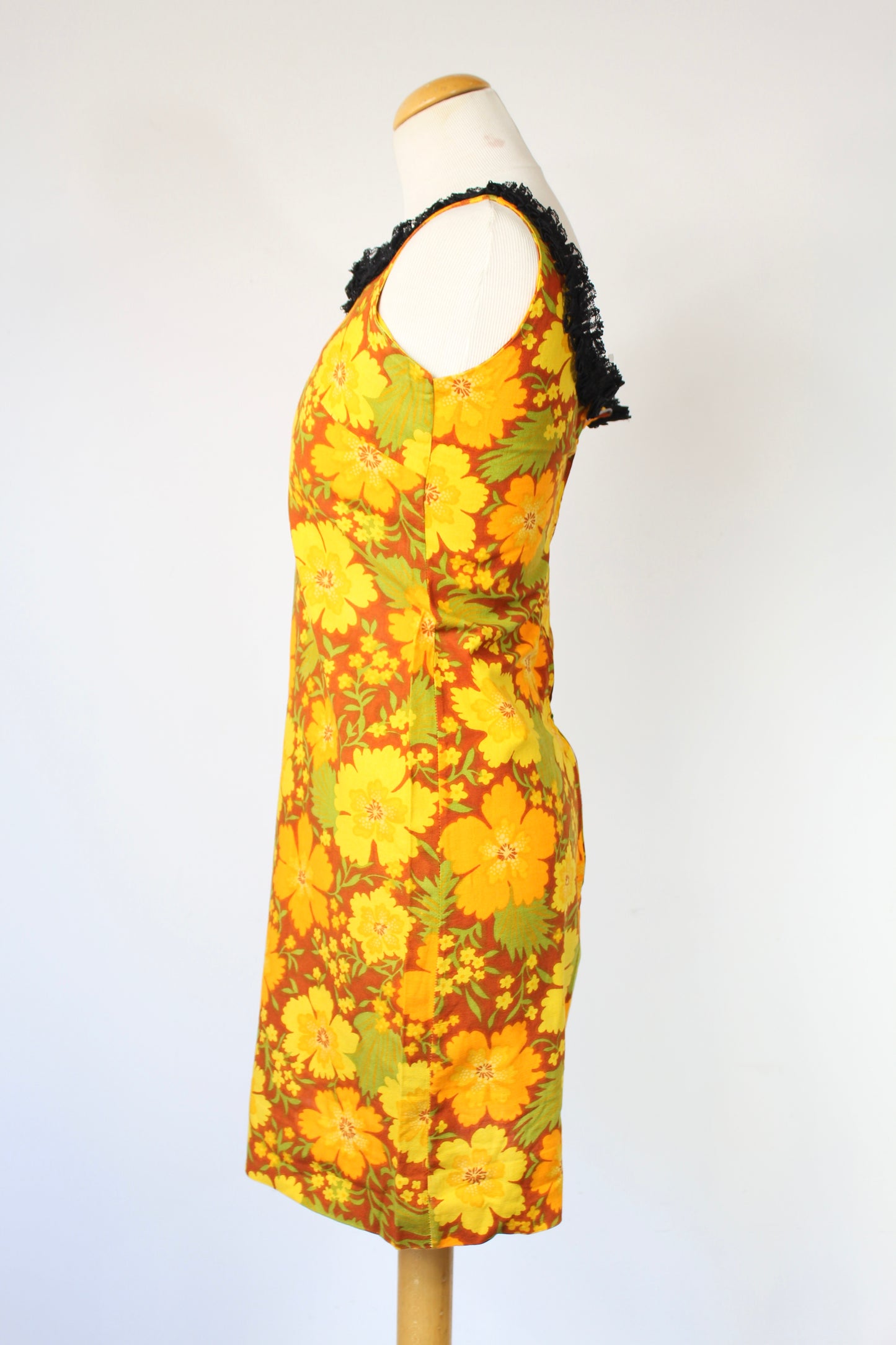 Robe vintage orange motifs fleuri et dentelle noire